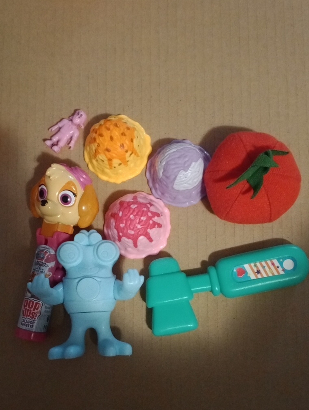 Paw Patrol Skye Ice Cream & Toy Accessory Set - Pink, Teal & Red